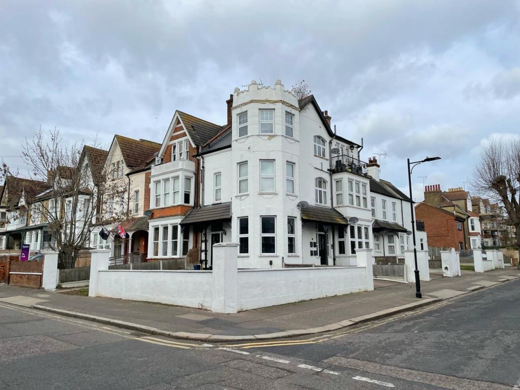 Lot: 42 - FREEHOLD GROUND RENTS - Outside view of corner part of building from York Road